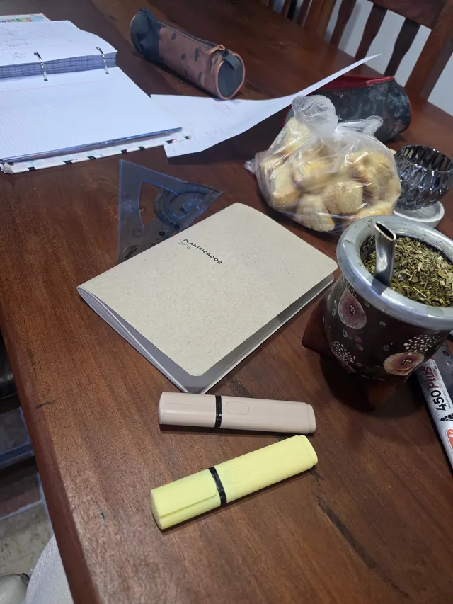 Cuaderno abierto con resaltadores durante una sesión de organización del estudio.