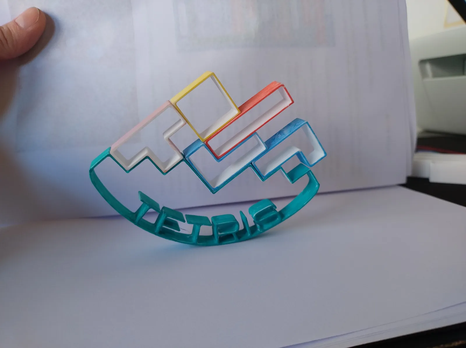 Estructura modular impresa en 3D montada sobre la mesa del taller.