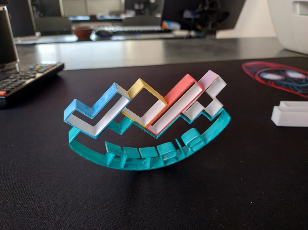 Estructura tipo puente impresa en 3D, armada por estudiantes del taller STEAM.