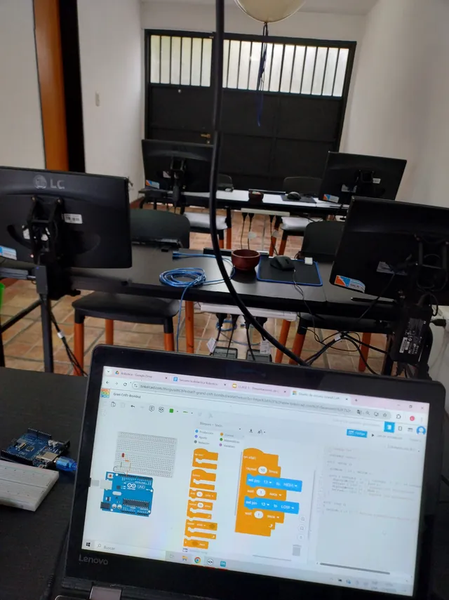 Pantalla con un modelo en diseño 3D durante un taller.